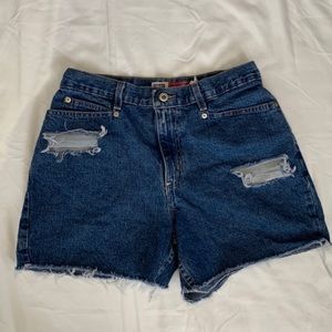 nice fitted mom shorts.